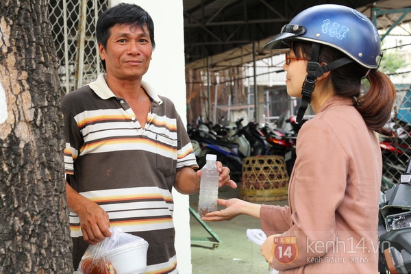 Hàng ngàn chai nước hoa quả đến với người lao động nghèo Sài Gòn 15