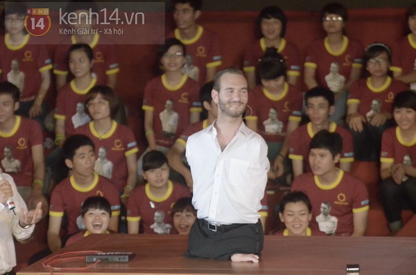 Bé gái có cơ thể giống Nick Vujicic cùng mẹ lên sân khấu 21