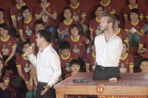 Bé gái có cơ thể giống Nick Vujicic cùng mẹ lên sân khấu 23