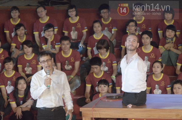 Bé gái có cơ thể giống Nick Vujicic cùng mẹ lên sân khấu 24