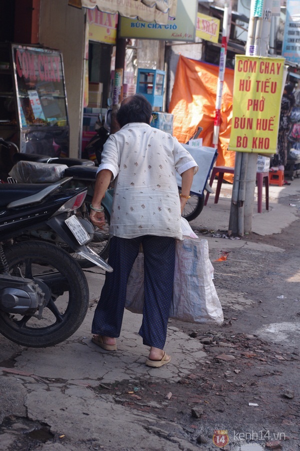 Ho&agrave;n cảnh đ&aacute;ng thương của cụ b&agrave; lượm ve chai chỉ c&ograve;n một nửa bộ n&atilde;o 13