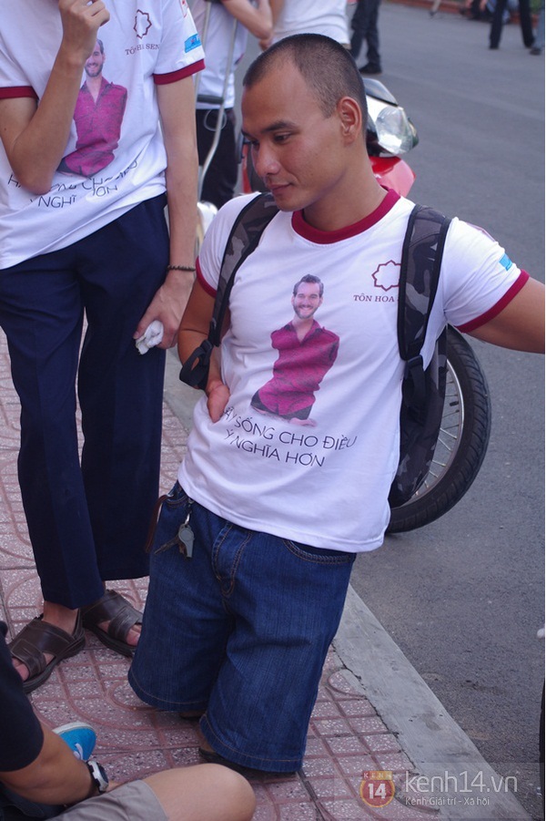Nick Vujicic xúc động trước tình cảm của trẻ khuyết tật Việt Nam 10