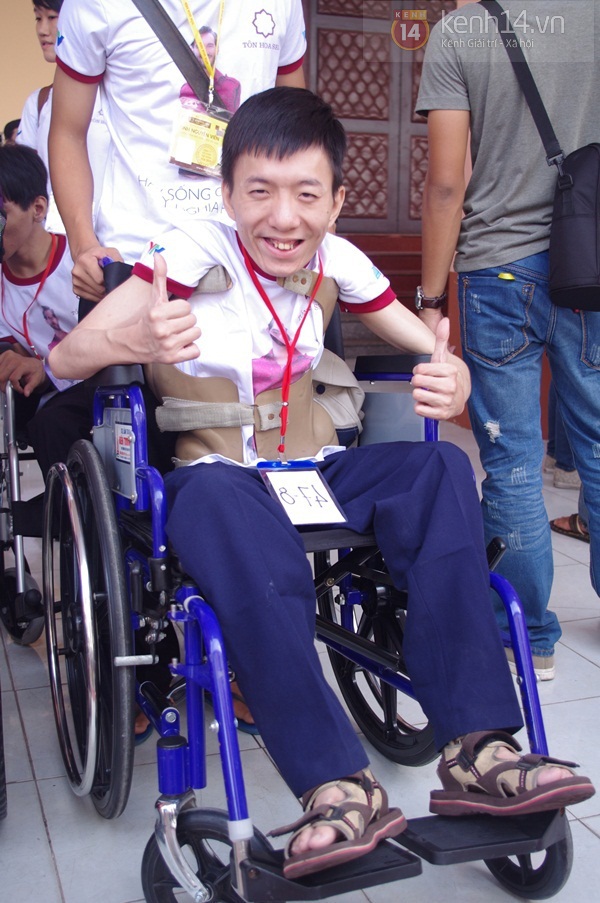 Nick Vujicic x&uacute;c động trước t&igrave;nh cảm của trẻ khuyết tật Việt Nam 21