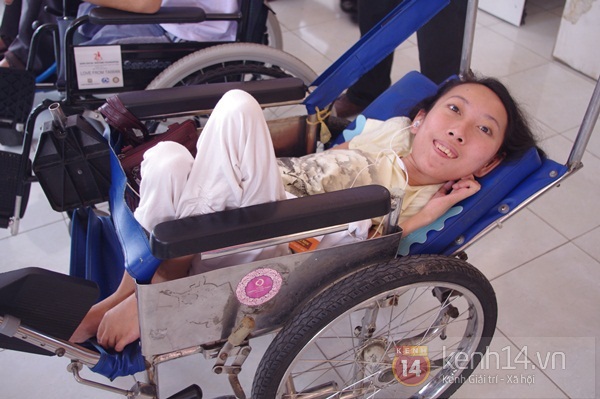 Nick Vujicic x&uacute;c động trước t&igrave;nh cảm của trẻ khuyết tật Việt Nam 22