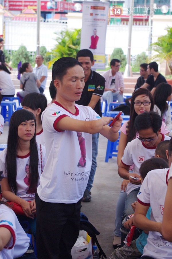 Nick Vujicic xúc động trước tình cảm của trẻ khuyết tật Việt Nam 24