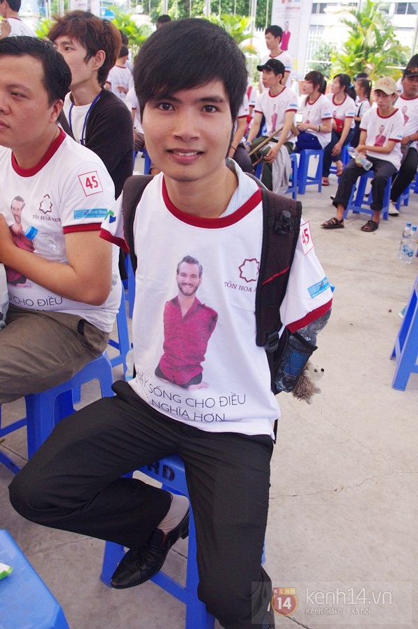 Nick Vujicic x&uacute;c động trước t&igrave;nh cảm của trẻ khuyết tật Việt Nam 23