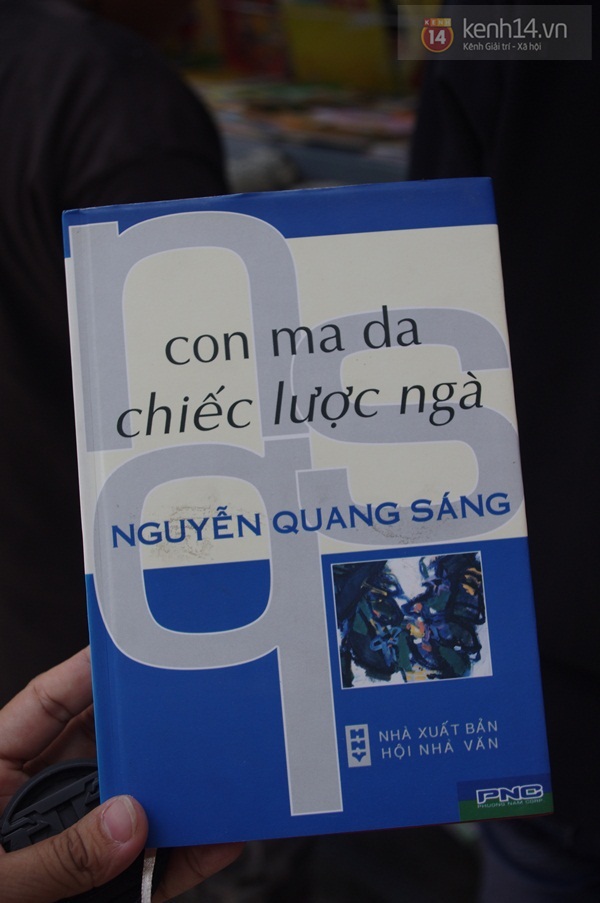 Quầy s&aacute;ch gi&aacute; chỉ 2.000 đồng ở S&agrave;i G&ograve;n 16
