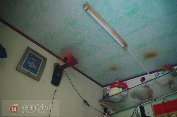 Hai cha con sống trong căn chòi hơn 3m2 trên nóc nhà vệ sinh giữa Sài Gòn 12