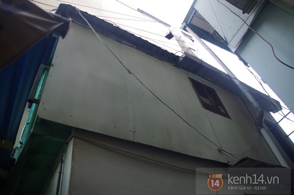Hai cha con sống trong căn chòi hơn 3m2 trên nóc nhà vệ sinh giữa Sài Gòn 16