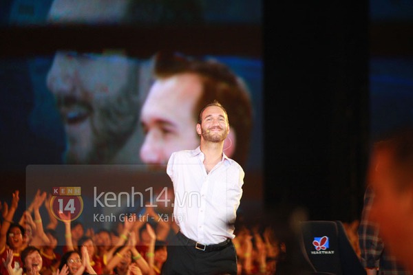 Bé gái có cơ thể giống Nick Vujicic cùng mẹ lên sân khấu 15