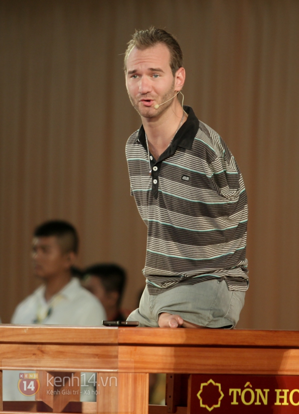 Nick Vujicic x&uacute;c động trước t&igrave;nh cảm của trẻ khuyết tật Việt Nam 1