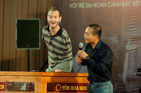 Nick Vujicic xúc động trước tình cảm của trẻ khuyết tật Việt Nam 2