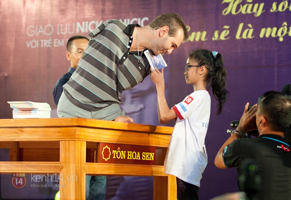 Nick Vujicic x&uacute;c động trước t&igrave;nh cảm của trẻ khuyết tật Việt Nam 3