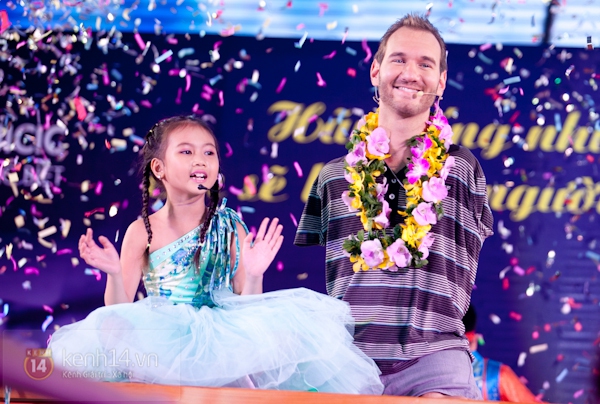 Nick Vujicic xúc động trước tình cảm của trẻ khuyết tật Việt Nam 4