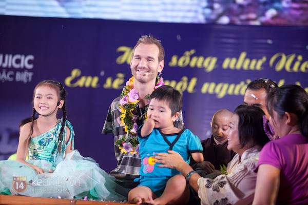 Nick Vujicic x&uacute;c động trước t&igrave;nh cảm của trẻ khuyết tật Việt Nam 5