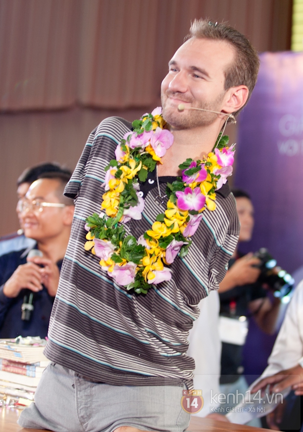 Nick Vujicic xúc động trước tình cảm của trẻ khuyết tật Việt Nam 6