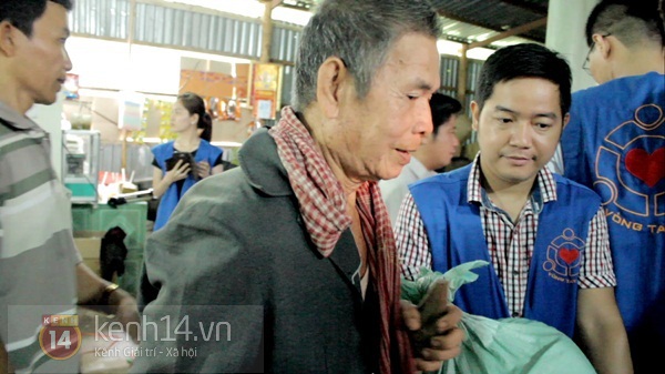Nh&oacute;m thiện nguyện x&acirc;y cầu tặng người d&acirc;n v&agrave; trẻ em ngh&egrave;o 3
