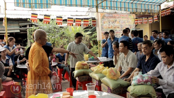 Nh&oacute;m thiện nguyện x&acirc;y cầu tặng người d&acirc;n v&agrave; trẻ em ngh&egrave;o 12