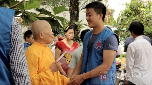 Nh&oacute;m thiện nguyện x&acirc;y cầu tặng người d&acirc;n v&agrave; trẻ em ngh&egrave;o 13