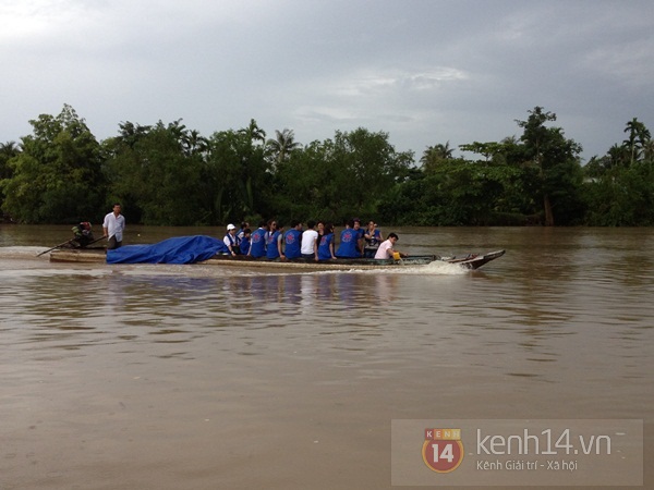 Nh&oacute;m thiện nguyện x&acirc;y cầu tặng người d&acirc;n v&agrave; trẻ em ngh&egrave;o 14