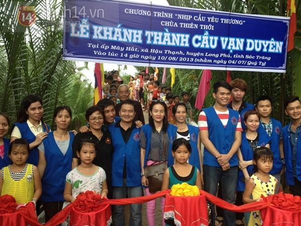 Nh&oacute;m thiện nguyện x&acirc;y cầu tặng người d&acirc;n v&agrave; trẻ em ngh&egrave;o 9