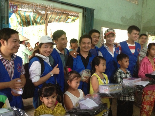 Nh&oacute;m thiện nguyện x&acirc;y cầu tặng người d&acirc;n v&agrave; trẻ em ngh&egrave;o 8