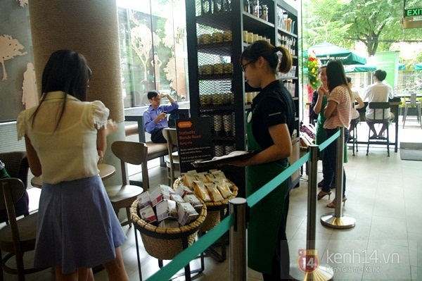 Teen chán “check in”, Starbucks thứ 2 tại SG khai trương trong vắng vẻ 5 Teen chán “check in”, Starbucks thứ 2 tại SG khai trương trong vắng vẻ 5