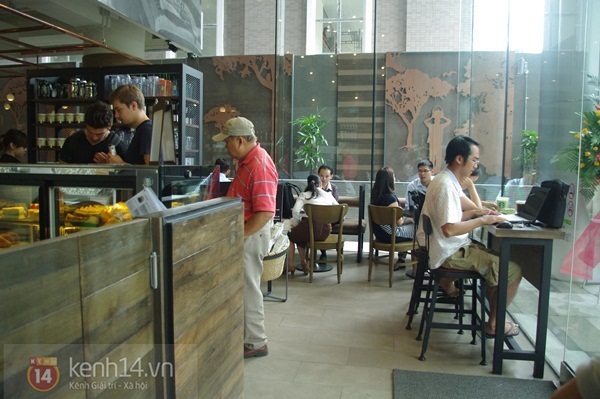 Teen chán “check in”, Starbucks thứ 2 tại SG khai trương trong vắng vẻ 6 Teen chán “check in”, Starbucks thứ 2 tại SG khai trương trong vắng vẻ 6