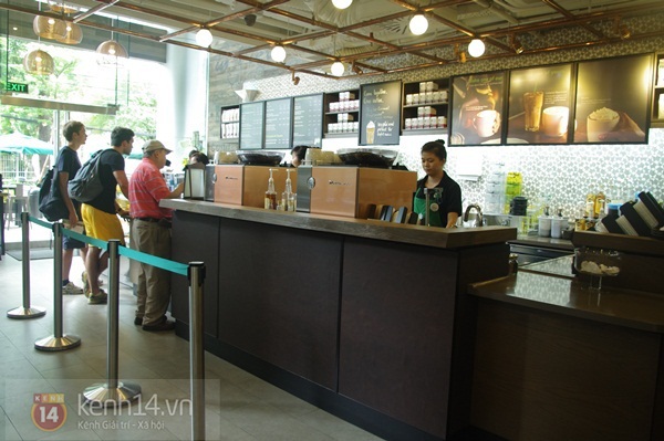 Teen chán “check in”, Starbucks thứ 2 tại SG khai trương trong vắng vẻ 10 Teen chán “check in”, Starbucks thứ 2 tại SG khai trương trong vắng vẻ 10