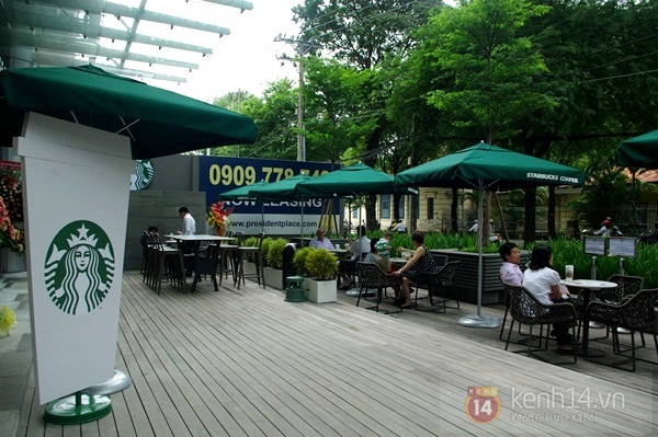 Teen chán “check in”, Starbucks thứ 2 tại SG khai trương trong vắng vẻ 2 Teen chán “check in”, Starbucks thứ 2 tại SG khai trương trong vắng vẻ 2