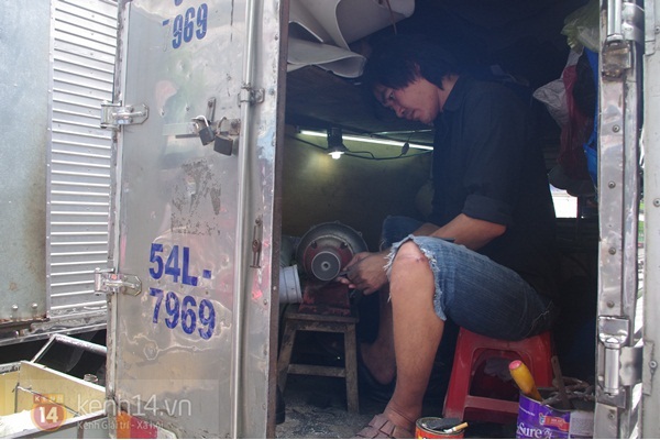 Người thợ sửa giày vỉa hè với chiếc xe tải “sang chảnh” giữa Sài Gòn 5