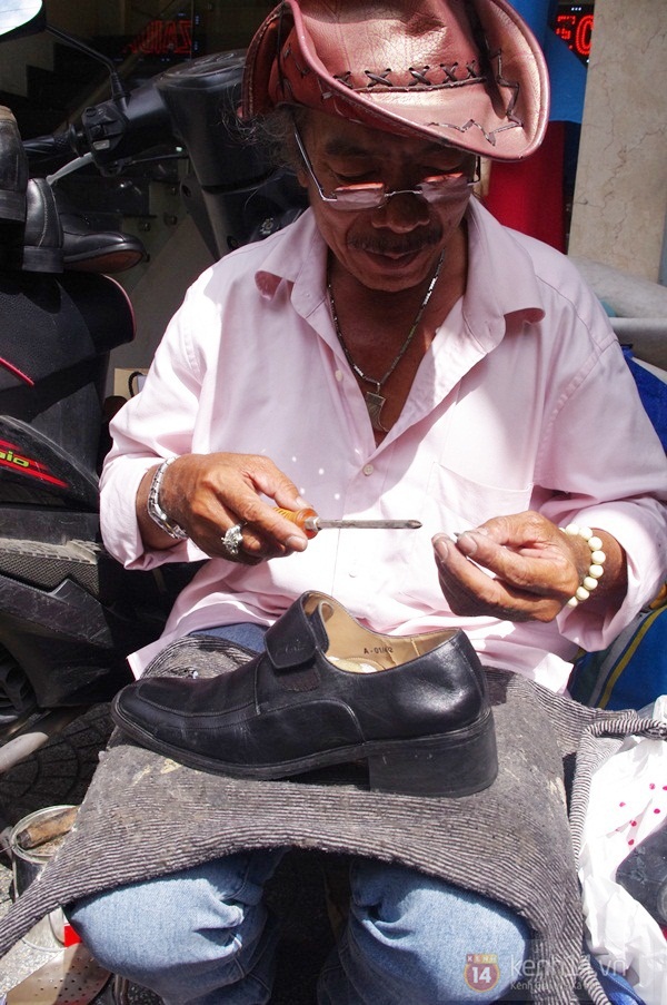 Người thợ sửa giày vỉa hè với chiếc xe tải “sang chảnh” giữa Sài Gòn 10