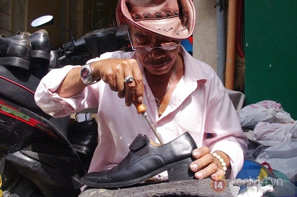 Người thợ sửa giày vỉa hè với chiếc xe tải “sang chảnh” giữa Sài Gòn 11