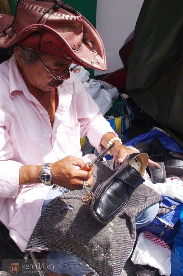 Người thợ sửa giày vỉa hè với chiếc xe tải “sang chảnh” giữa Sài Gòn 13