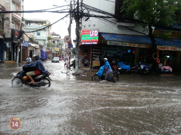 Người Sài Gòn lại "bơi" trên phố sau trận mưa to 3