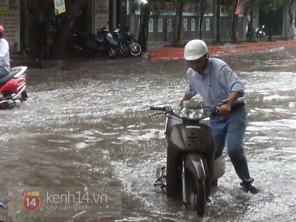 Người Sài Gòn lại "bơi" trên phố sau trận mưa to 5