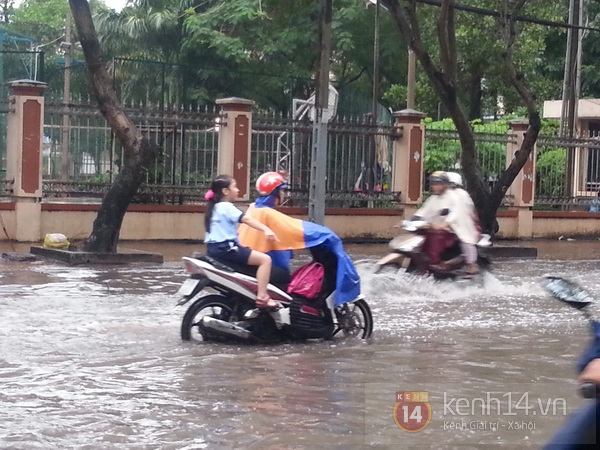 Người Sài Gòn lại "bơi" trên phố sau trận mưa to 9