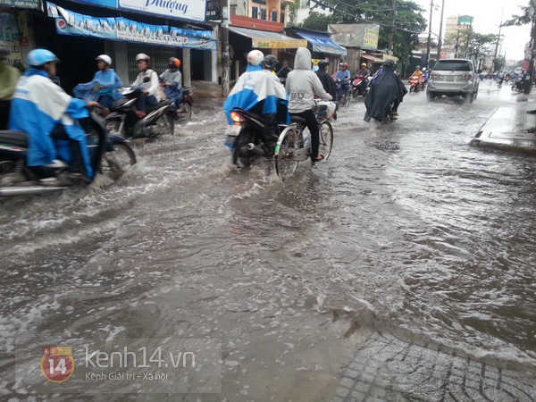 Người Sài Gòn lại "bơi" trên phố sau trận mưa to 11