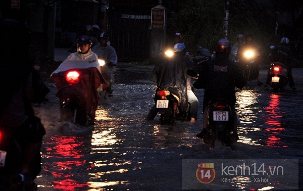 Sài Gòn: Cơn mưa "khổng lồ" khiến 4h chiều trời tối đen 10