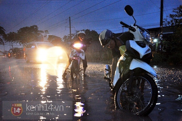 Sài Gòn: Cơn mưa "khổng lồ" khiến 4h chiều trời tối đen 11