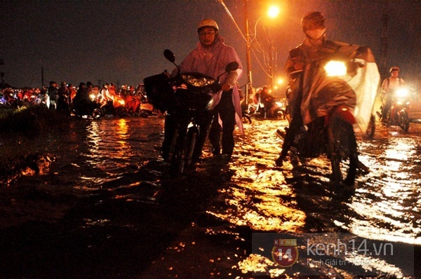 Sài Gòn: Cơn mưa "khổng lồ" khiến 4h chiều trời tối đen 12