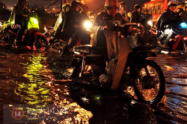Sài Gòn: Cơn mưa "khổng lồ" khiến 4h chiều trời tối đen 2