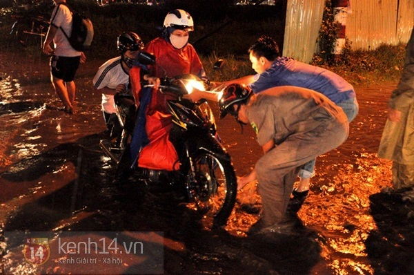 Sài Gòn: Cơn mưa "khổng lồ" khiến 4h chiều trời tối đen 3