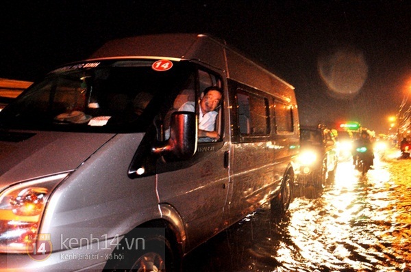 Sài Gòn: Cơn mưa "khổng lồ" khiến 4h chiều trời tối đen 4