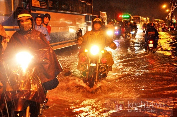 Sài Gòn: Cơn mưa "khổng lồ" khiến 4h chiều trời tối đen 8