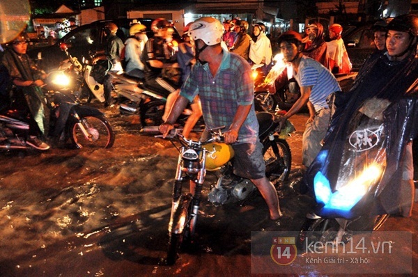 Sài Gòn: Cơn mưa "khổng lồ" khiến 4h chiều trời tối đen 9