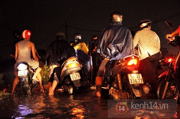 Sài Gòn: Cơn mưa "khổng lồ" khiến 4h chiều trời tối đen 5