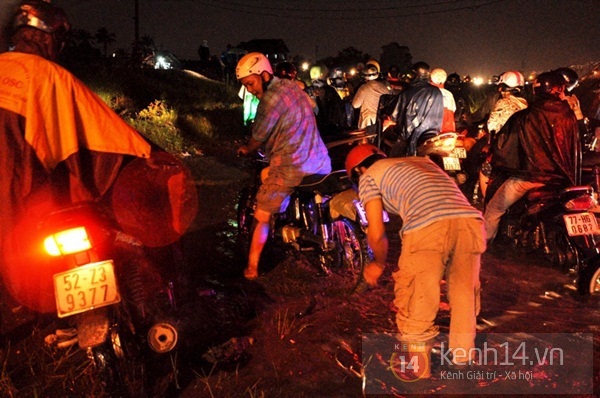 Sài Gòn: Cơn mưa "khổng lồ" khiến 4h chiều trời tối đen 6