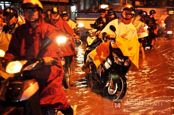 Sài Gòn: Cơn mưa "khổng lồ" khiến 4h chiều trời tối đen 7