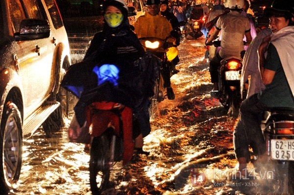 Sài Gòn: Cơn mưa "khổng lồ" khiến 4h chiều trời tối đen 13